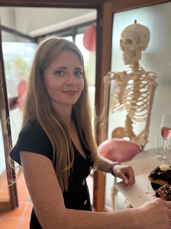 Marta in de praktijk met anatomisch skelet